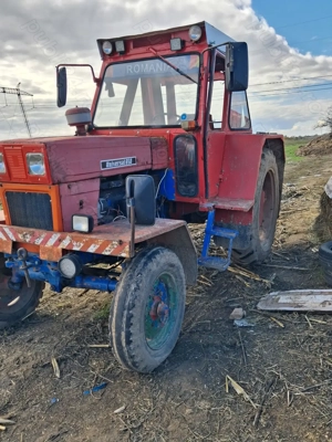 Vand tractor si presa de balotat