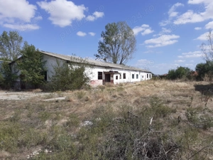 Teren cu cladiri de vanzare 