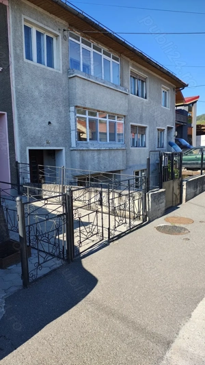 Casă spațioasă cu 9 camere, 800 mp teren   zonă centrală Orșova