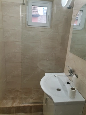 Se vinde apartament cu 3 camere decomandate în cartier după zid Mediaș preț 59000 euro  - imagine 3