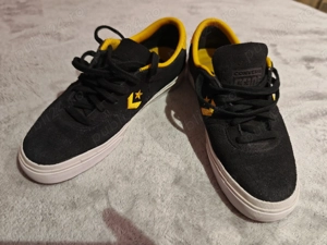 Tenisi Femei Converse, piele intoarsa, negru cu galben, marime 36