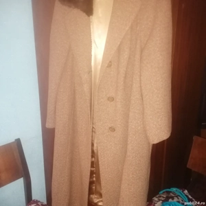 Vând palton damă de calitate cu guler de vizon. 