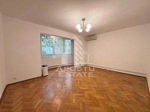 Apartament cu 4 camere, decomandat, nemobilat, garaj, zona Medicina