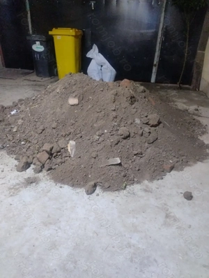 Donez pământ cam 2 metri cubi