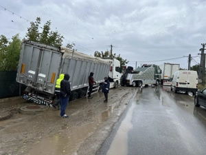 Tractari camioane autobuze utilaje  - imagine 3