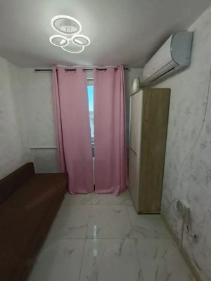 Camera camin, cu baie in interior, renovata, mobilata si utilata complet.