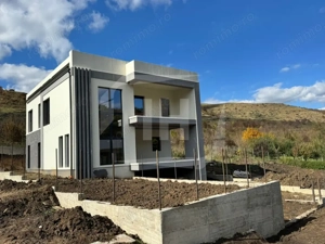 Casa Individuala finalizata, 2 garaje. zona Roata Faget