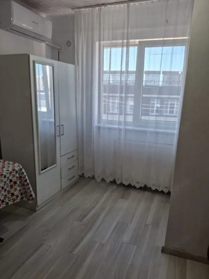 Camera camin, cu baie in interior, renovata, mobilata si utilata complet.