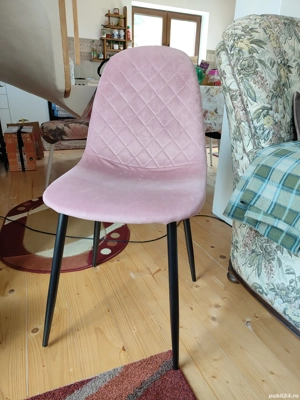 Vand scaune tapitate.