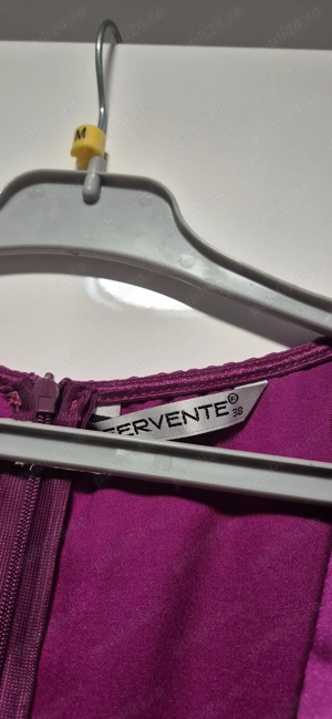 Rochie de ocazie fuchsia scurtă,cu mameci bufante si detalii drapate