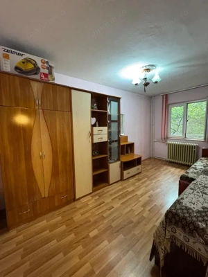 Apartament 3 camere semidecomandat, etaj intermediar