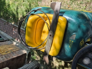 Tractorașde tuns gazonul.