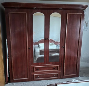 Vand mobila dormitor compusa din dulap pentru haine ,pat de centru,oglinda si comoda