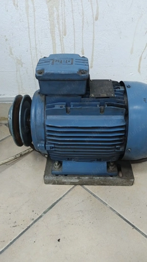 Vând motor trifazic 