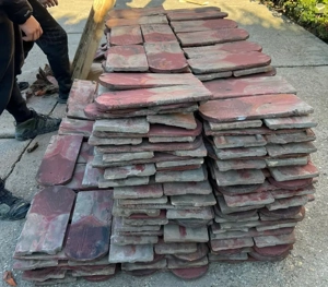 Vând țiglă ceramică tip "solzi" în stare bună