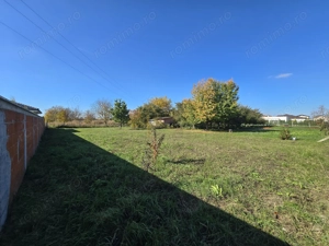 Teren Vetis, 3 parcele de 600mp , zona linistita cu strada asfaltata