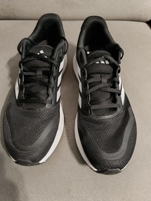 Vand Adidasi aproape noi.