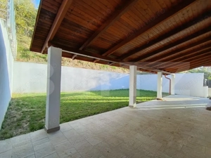 Casă cu 4 camere ultrafinisată suprafață de 240 mp și un teren de 800 mp