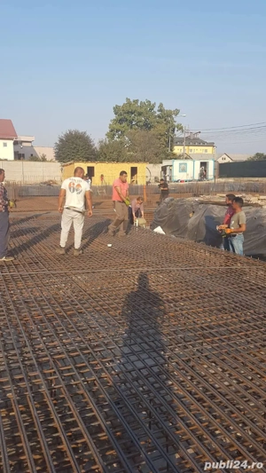 echipa de fierari betoniști executam lucrări montat fasonat  - imagine 3