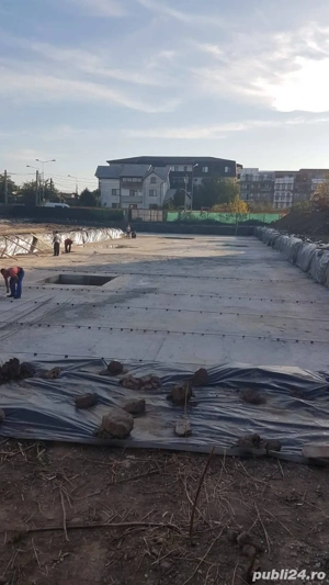 echipa de fierari betoniști executam lucrări montat fasonat  - imagine 2