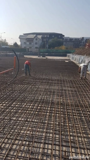 echipa de fierari betoniști executam lucrări montat fasonat 