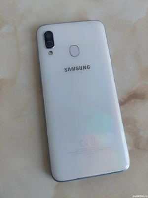 Vând Samsung Galaxy A40 White   Alb (ușor spart în partea de jos) [poze reale] - imagine 4