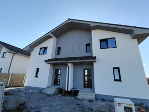 Duplex spatios - bucatarie inchisa - zona linistita - teren 375 mp