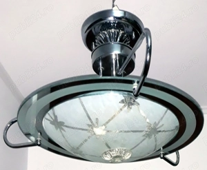 Lustră cu aspect OZN