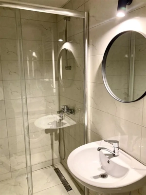 Se inchiriaza garsoniera, Veteranilor - imagine 2