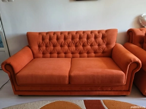 Set canapea extensibila cu două fotolii, culoare căramiziu,elegant si confortabil.