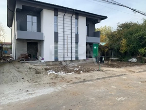 2 Duplex-uri la 8 minute distanță de mers pe jos de stația autobuzului 103