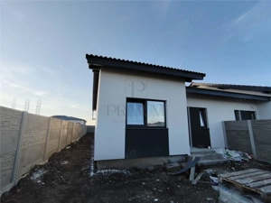 Duplex pe plan - 2 bai - canalizare - personalizare interioara - bucatarie inchisa