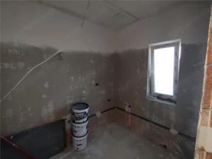 Duplex pe plan - 2 bai - canalizare - personalizare interioara - bucatarie inchisa - imagine 3