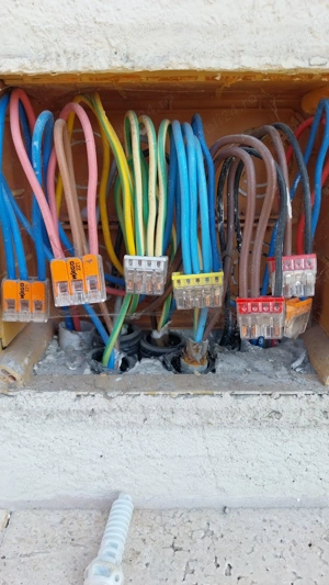 Efectuam instalații sanitare cât și electrice 