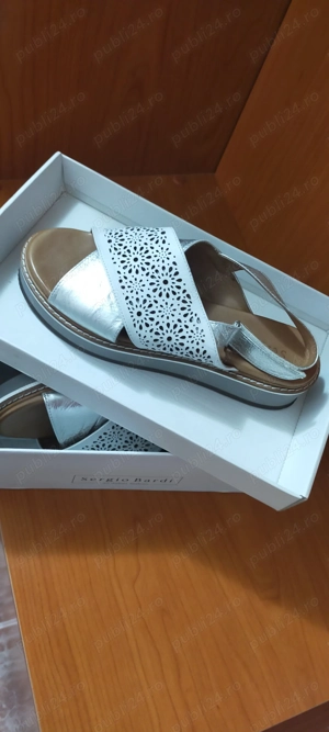 Sandale din piele naturală.