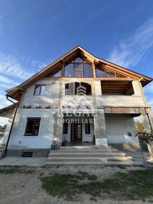 Casă spațioasă de vânzare în Ruși – pentru locuință sau investitie