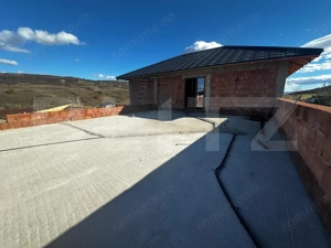 Casă cu terasă panoramică și proiect premium în Corușu