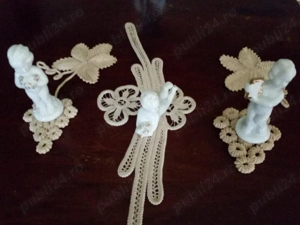 Bibelouri vintage mici reprezentand nud ce tine flori si nud ce tine o harpa