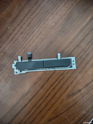 butoanele de clic stânga și dreapta de la un laptop Dell Inspiron N5030. 