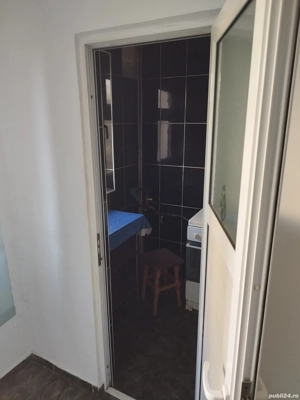 Garsoniera de vanzare,Zona Democrației 