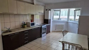 Apartament 3 camere   Piața 700 - etaj 1 - complet mobilat! - imagine 2