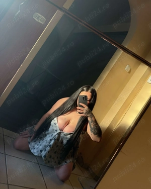 Brunetă minionă sânii mari