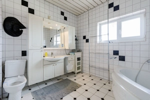 Proprietate cu potențial – casă spațioasă + teren generos - Comision 0% - imagine 15 Proprietate cu potențial – casă spațioasă + teren generos - Comision 0% - imagine 15