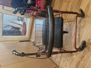 Vând 2 cărucioare pentru persoane vârstnice.