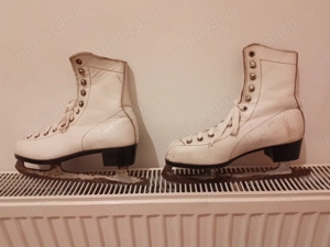 Vand Patine vechi din piele  nr. 26-27  pentru dama  la 45 lei 