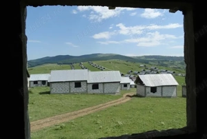 Vand casa la rosu in satul Rotunda, curent electric EON trifazat