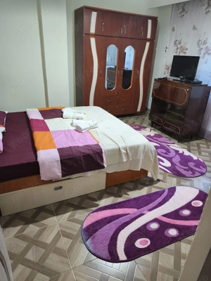 Proprietar, închiriez apartament 3 camere, zona centrala vizavi de plaja modern.