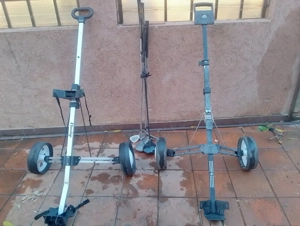 Vând crose și cărucior golf