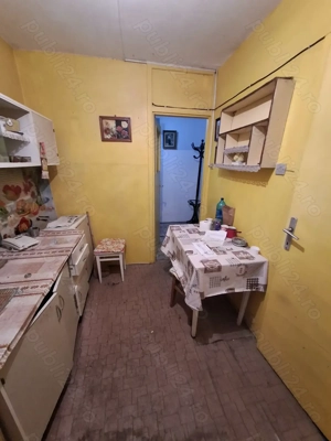 Vând apt..2cam . semidecomandat bloc 4 etaje  