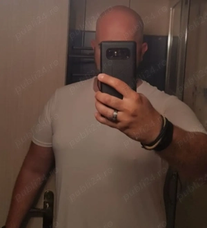 Bărbat tânăr dotat 